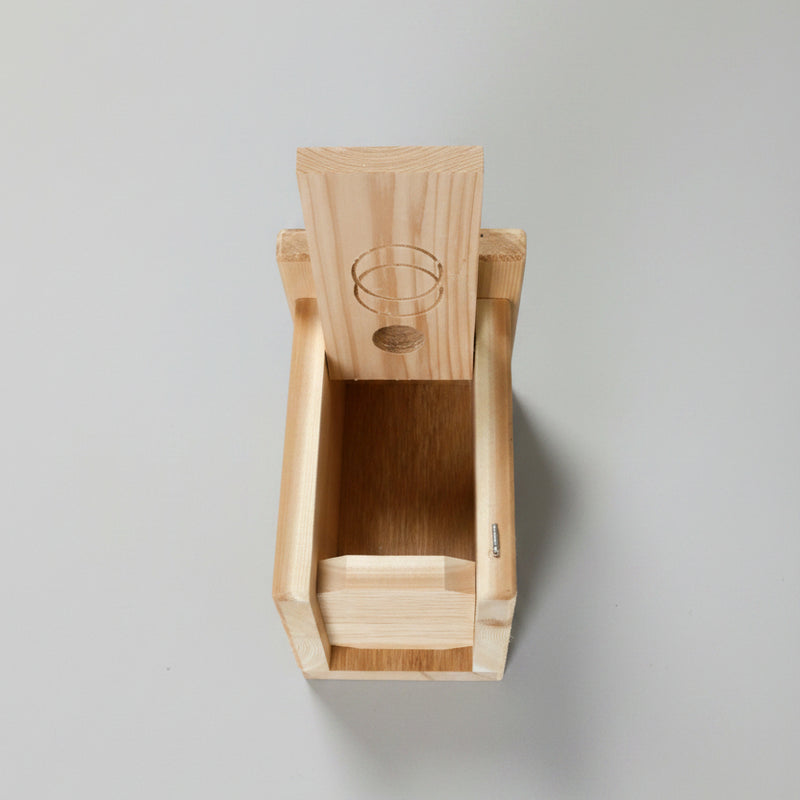 Chickadee/Wren Nesting Box - Cedar
scoring on interior panel for fledgling assistance